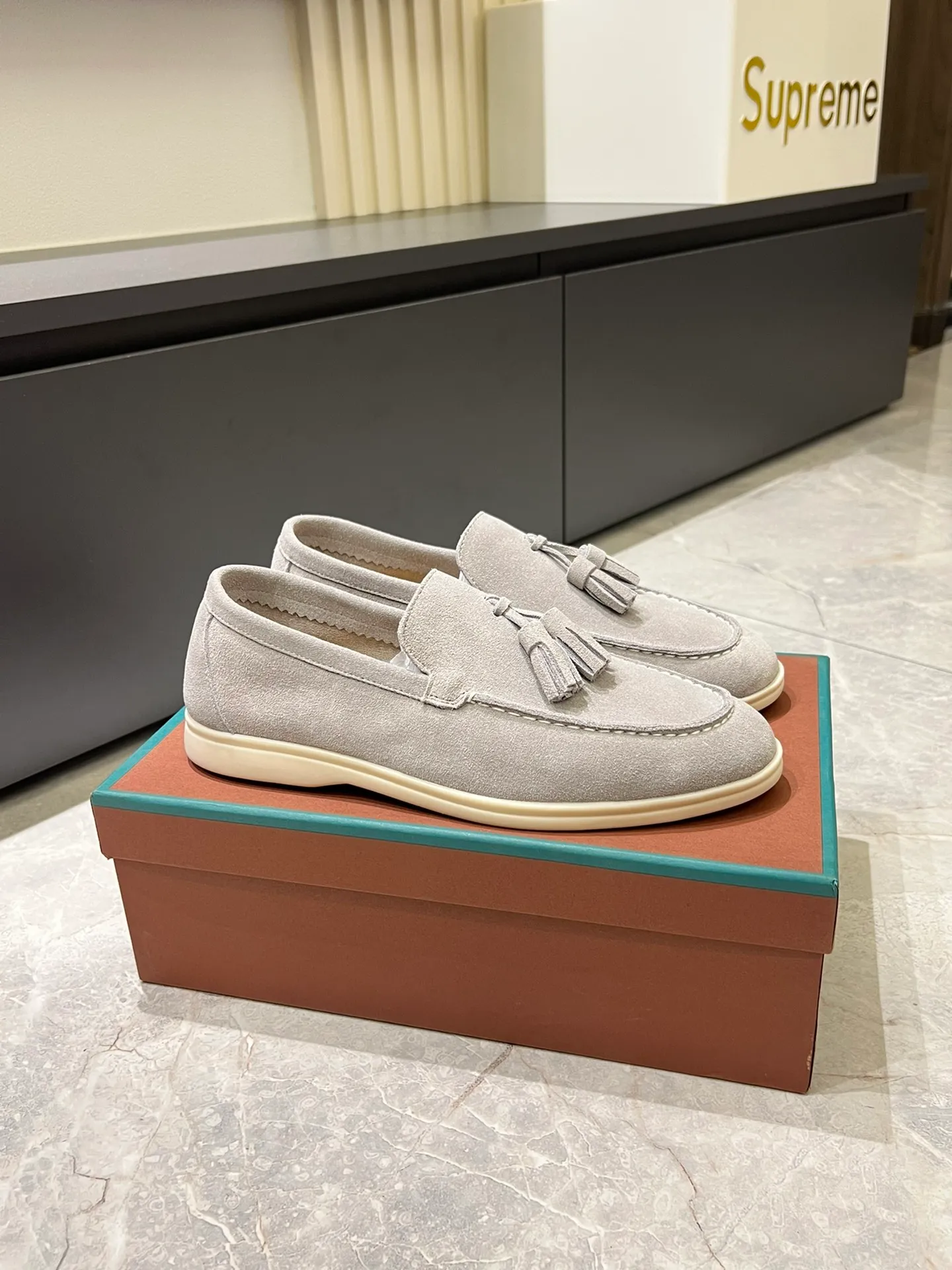 Men's shoes 💰p360 "Loro men's shoes 💰pian'*" Classic L men's shoes for couples 💰p Top version British flat loafers, a must-have item in old money style, the minimalist design is eye-catching and durable, a plus point for dressing The soft foot feel and texture are outstanding. They don’t scratch your feet and are very nice. They are matched with soft and waxy soles. They can be worn daily for a long time without getting tired. They are easy to wear, versatile and classic items, with perfect foot feel and texture! Imported cashmere fabric, the lining is made of imported A-grade water-dyed cow lining, the top version of the genuine leather midsole is sewn with pure handmade mark thread! Size: Female 35-40 (34. Customized) Male 38-44 (45.46. Customized)